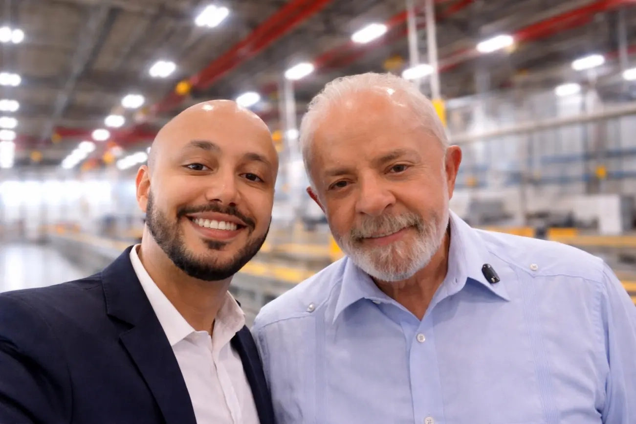 1778672693-marcos-carvalho-e-lula-da-silva-foto-divulgacao-867-x-1301