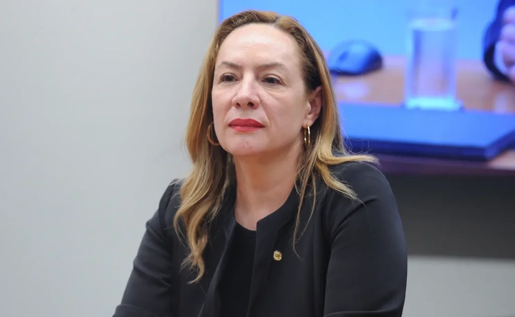 5-abre-Adriana-Accorsi-Foto-Renato-Araujo-Camara-dos-Deputados-1024x631