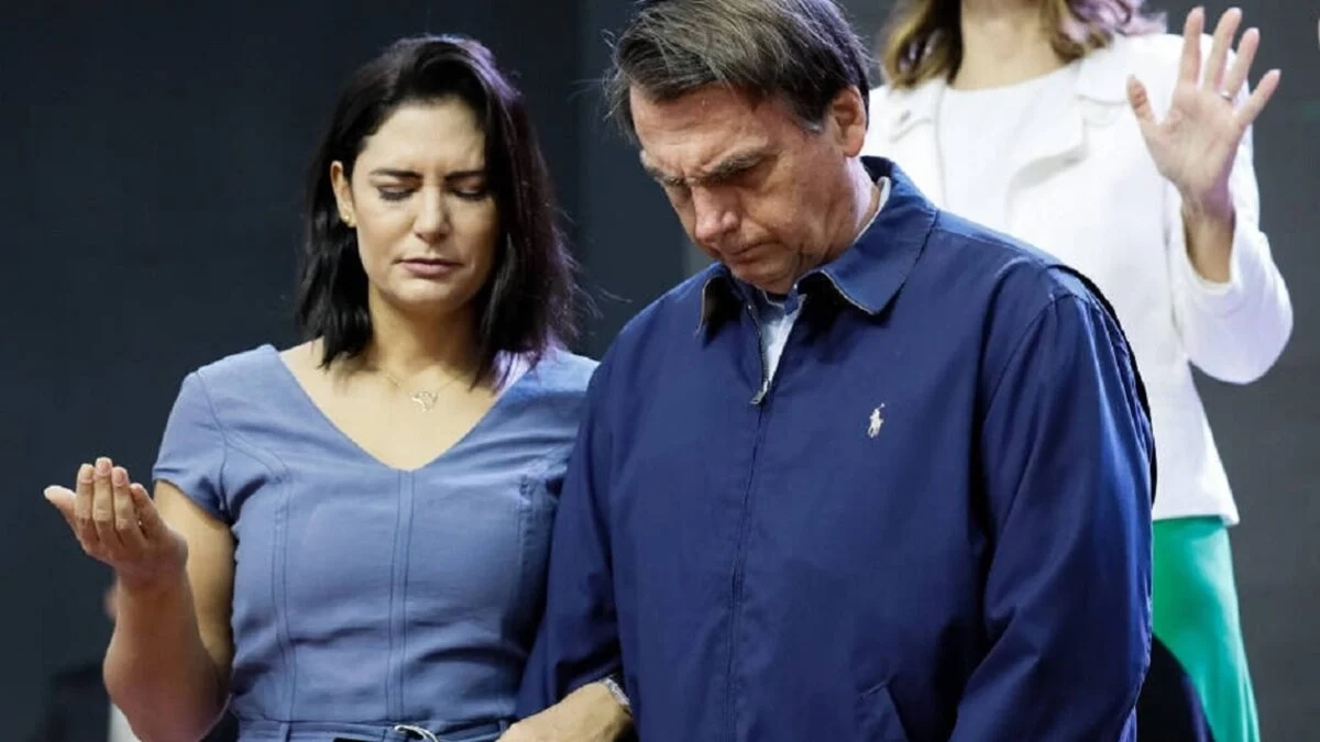 7115034a-bolsonaro-e-michelle-divulgacao-pr-1200x675
