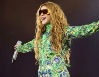 shakira-veste-macacacao-com-600-mil-cristais-warovski-na-abertura-show-1200x675
