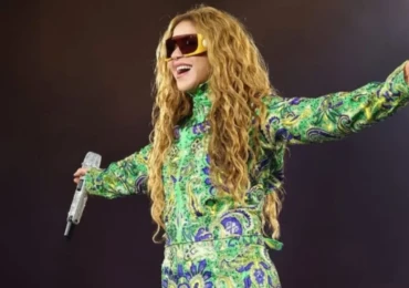 shakira-veste-macacacao-com-600-mil-cristais-warovski-na-abertura-show-1200x675