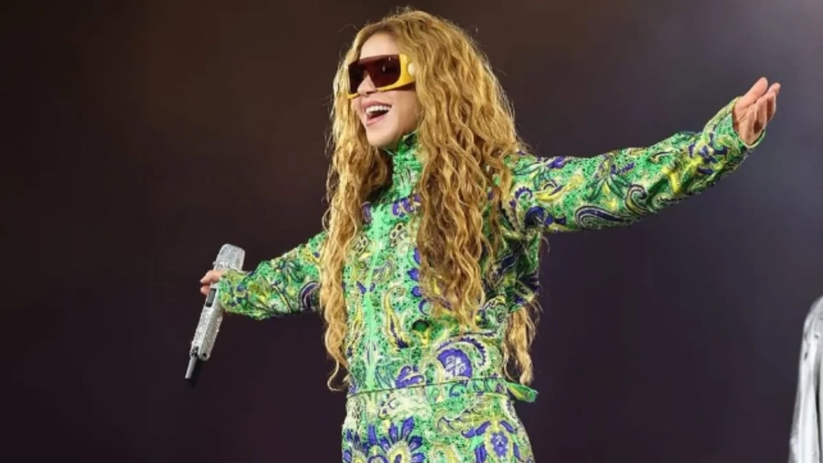 shakira-veste-macacacao-com-600-mil-cristais-warovski-na-abertura-show-1200x675