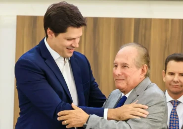 1778190212-daniel-vilela-e-bispo-oides-jose-do-carmo-na-61a-assembleia-geral-extraordinaria-da-conemad_fotos-wesley-costa-secom-5-e1755960742111