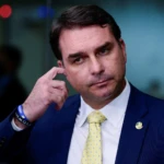 1787265146-flavio-bolsonaro-cocando-ouvido