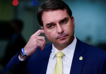 1787265146-flavio-bolsonaro-cocando-ouvido