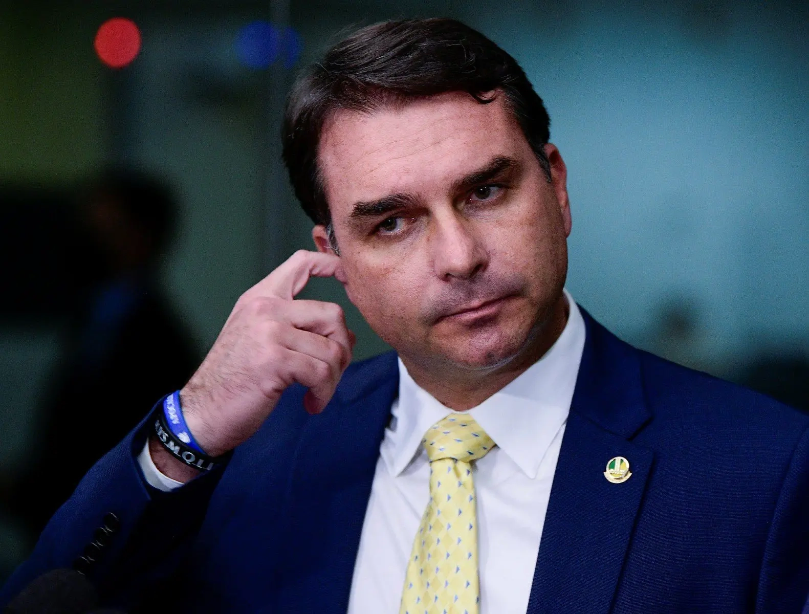 1787265146-flavio-bolsonaro-cocando-ouvido