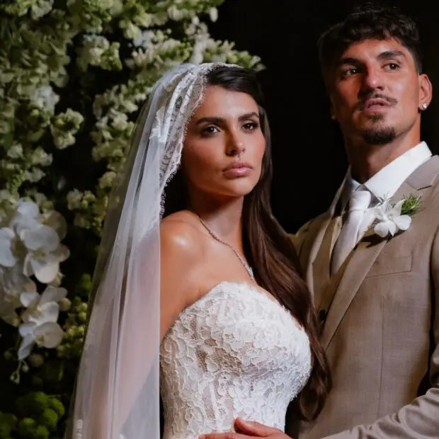 Gabriel-Medina-e-Isabella-Arantes-oficializaram-a-uniao-em-uma-cerimonia-intimista-no-litoral-de-Sao-Paulo-apenas-20-dias-apos-o-pedido-de-casamento-620x620