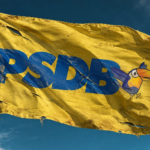 1791177558-bandeira-psdb-amarela-desgastada-ao-vento