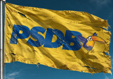 1791177558-bandeira-psdb-amarela-desgastada-ao-vento