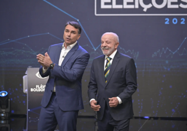 1792416087-flavio-bolsonaro-e-lula-no-debate-da-band-scaled