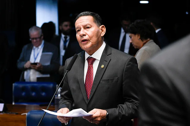 68d7d9ed-hamilton-mourao